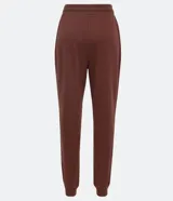 Pantalón jogger verde militar de algodón, con cintura elástica ajustable con cordón, bolsillos laterales y puños ajustados.