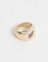 Anillo dorado con forma de sello, con un corazón flechado y apliques de strass.