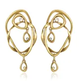 Par de aros colgantes de oro con diseño abstracto y detalles de circonitas.