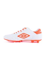Championes de fútbol Umbro Touch FG, color blanco con detalles en naranja.