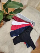 Pack de tres bombachas vedetinas de algodón en colores surtidos: gris, blanco, negro y estampado.