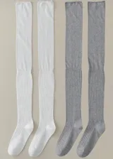 Par de medias largas de algodón acanalado, una en color blanco y otra en color gris.