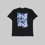 Remera negra de manga corta con cuello redondo y logo de la marca Dickies estampado en el pecho.