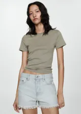 Short de jean celeste claro con cintura alta y terminación desflecada.