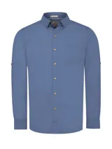 Camisa de hombre azul de manga larga, confeccionada en algodón orgánico con tecnología UPF 20+ y botones de madera.
