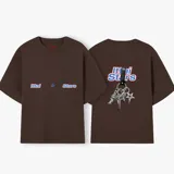 Camiseta celeste con estampado frontal de la frase "Ittai Stars" y una estrella. En la parte posterior tiene un estampado de un llavero con llaves y dijes.