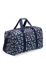 Bolso tipo duffel azul con estampado de hojas en tonos rosa, amarillo, celeste y blanco. Tiene doble asa de mano y correa de hombro ajustable y extraíble.