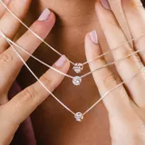 Gargantilla de plata con dije circular con circonia engarzada.