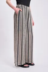 Pantalón ancho de tejido de punto (crochet) con patrón geométrico en blanco y negro.