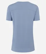 Remera deportiva color verde salvia, de manga corta y escote en V. Confeccionada en microfibra con orificios para facilitar la transpiración.
