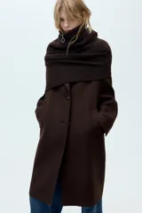 Bufanda larga combinada color beige confeccionada en mezcla de tejidos y lana con cuello subido y cremallera metálica.