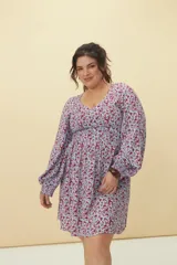 Vestido corto con estampado animal print en tonos verde y blanco, escote en V y mangas 3/4 acampanadas.