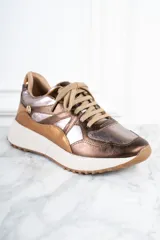 Zapatillas deportivas de cuero metalizado color cobre y plateado, con cordones color beige, suela de goma blanca y logo de la marca en el lateral.