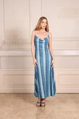 Vestido largo con estampado de ondas verticales en tonos azules y lurex, con cuello volcado y espalda baja.
