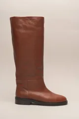 Bota de caña alta color marrón, hecha de cuero vacuno con forro y plantilla de cuero, ideal para un look ecuestre.