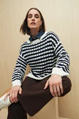 Sweater tejido de algodón color crudo con rayas horizontales azul marino y diseño calado.
