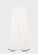 Pantalón blanco de corte recto y largo, con forro interior, tejido fluido, dos bolsillos laterales y cierre oculto de botón, gancho y cremallera.