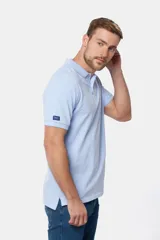 Remera polo lisa en oxford piqué color crema, con cuello en rib y botones personalizados.