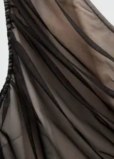 Vestido negro asimétrico de fiesta, con un solo tirante ancho y diseño drapeado.