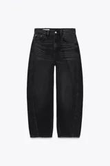 Pantalón de jean celeste de corte amplio, con tiro medio, cinco bolsillos y costuras torcidas.