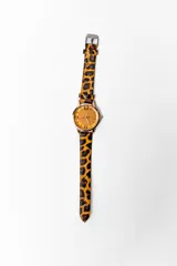 Reloj de pulsera con correa de cuero sintético con estampado animal print de leopardo, esfera dorada con números arábigos y caja dorada.
