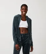 Campera deportiva gris de plush con capucha, cierre frontal y bolsillos laterales.