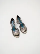 Sandalias de charol con estampado floral, taco cuadrado y correa fina en el tobillo.
