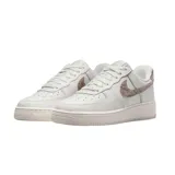 Zapatillas Nike Air Force 1 color beige con detalles en crema, suela blanca y base color caramelo.