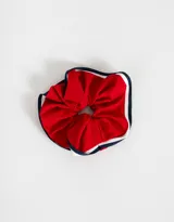Maxi scrunchie rojo con borde de tira bicolor azul marino y blanco.