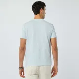 Remera celeste de seersucker con cuello redondo y mangas cortas.
