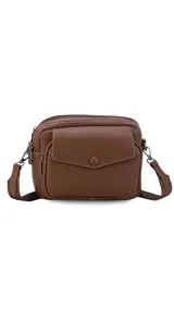 Bandolera color beige de cuero sintético con dos compartimentos principales con cierre, bolsillo interno y correa de tela regulable. Incluye un bolsillo trasero con cierre y un bolsillo frontal con botón.