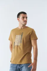 Remera blanca de algodón con estampado rectangular en el frente con texto y diseño abstracto en tonos celeste y negro.