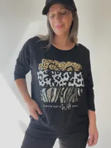 Remera negra de algodón con estampado de animal print en dorado, plateado y gris.
