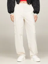 Pantalón cargo color crema de corte cónico, tiro alto y estilo mom. Cuenta con cierre de cremallera y botón, bolsillos laterales y bolsillos tipo cargo.
