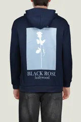 Buzo negro con capucha y bolsillo tipo canguro. Estampado pequeño en el pecho con un sol, una palmera y olas.