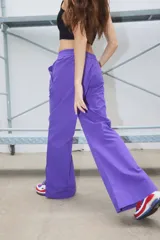 Pantalón semi oxford color violeta, confeccionado en poplín, con cintura elastizada ancha y bolsillos delanteros.