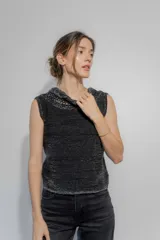 Musculosa azul marino tejida en hilo de algodón con trenza en el escote y espalda baja.