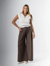 Pantalón wide leg marrón de tela sastrera con pinzas y elástico en la cintura.