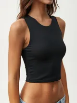 Musculosa corta negra, ajustada al cuerpo, con cuello redondo y sisas amplias.