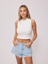 Short de jean negro con roturas y terminaciones desflecadas.