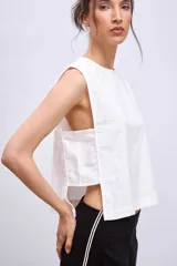 Blusa blanca sin mangas con cuello redondo y corte crop.