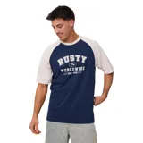 Remera de manga corta Rusty Erneus, color azul con mangas color crema y estampado frontal con el logo de la marca.
