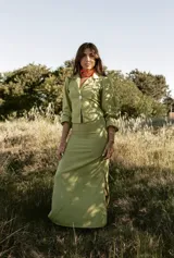 Pollera larga de seda color crudo con lunares celestes.