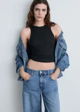 Pantalón de jean celeste de corte slouchy, tiro medio, cinco bolsillos y cierre con cremallera y botón. Confeccionado en tejido de algodón estilo tejano vaquero.