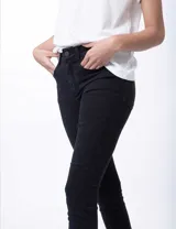 Pantalón de jean negro, corte skinny, tiro medio y bolsillos delanteros y traseros.