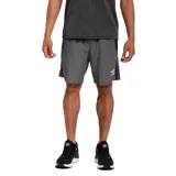 Short deportivo Umbro Pro Run color gris oscuro, con logo Umbro en blanco en la pierna derecha. Presenta paneles laterales en negro.