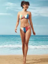 Colaless de lycra estampada con rayas verticales de colores: amarillo, blanco, azul y rojo.