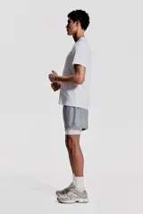 Remera deportiva blanca de corte estándar, con cuello redondo y mangas cortas. Confeccionada en tejido funcional DryMove™ que ayuda a absorber el sudor.