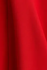 Vestido corto sin mangas color rojo, con escote redondo y falda con vuelo. Presenta costuras moldeadoras en la parte delantera y trasera, y cierre oculto en la espalda.