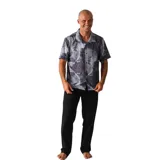 Camisa de manga corta con cuello cubano y estampado abstracto en tonos grises y negros.